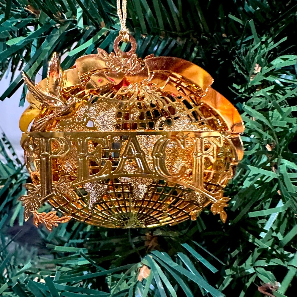 2003 Danbury Mint Gold Christmas Ornament “Peace on Earth”